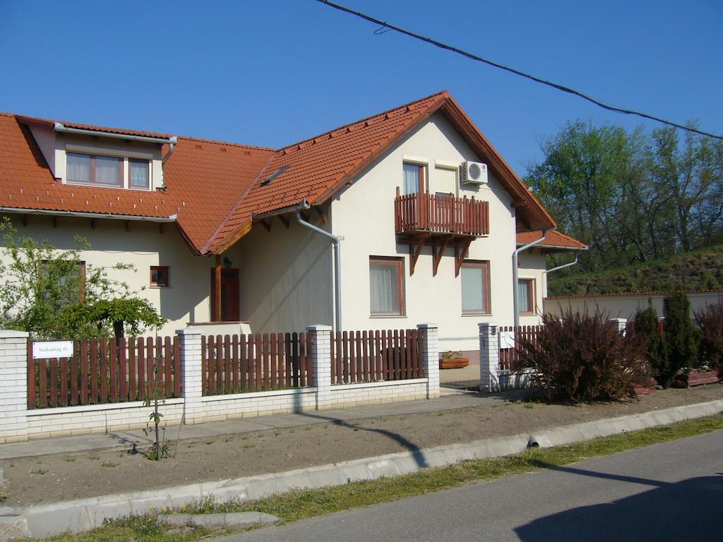 Csipkehaz Apartman Cserkeszolo Luaran gambar